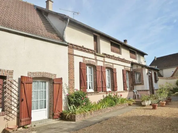 10 min' à pieds gare : Maison ancienne + Dépendances ,