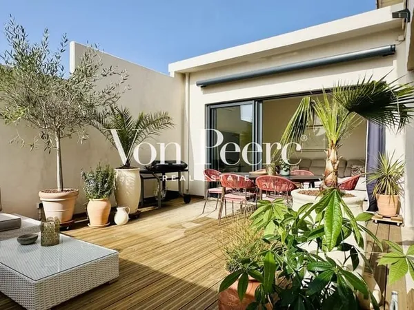 Appartement rénové avec goût - lumineux, beaux volumes et terrasse ensoleillée