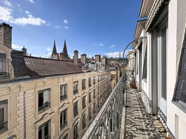 T3 traversant climatisé dernier étage vue Fourvière rue Prés