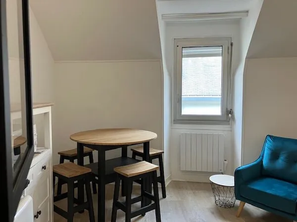 RUE ST JACQUES -T1BiS MEUBLE -dispo le 25/04