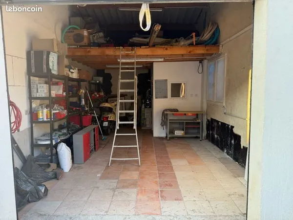 Grand garage et 3 places de parking