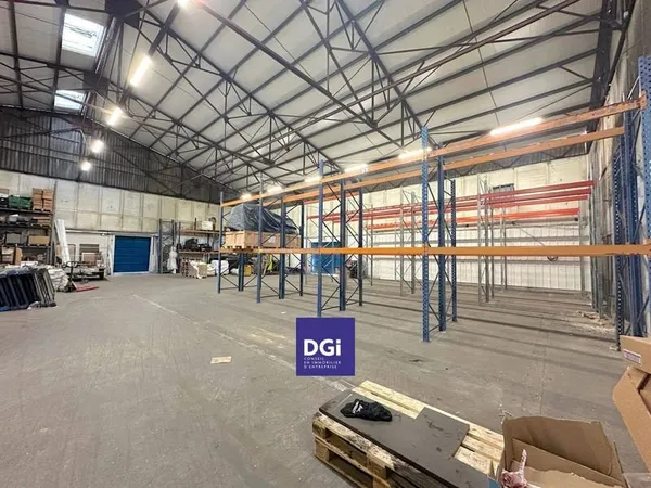 Local d'activité 825 m²