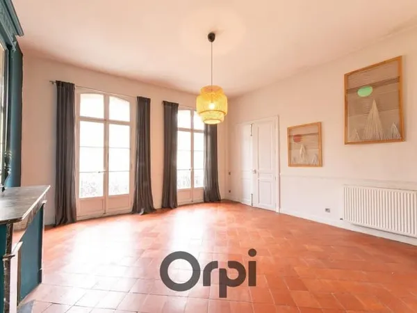 BEL APPARTEMENT BOURGEOIS HYPER CENTRE