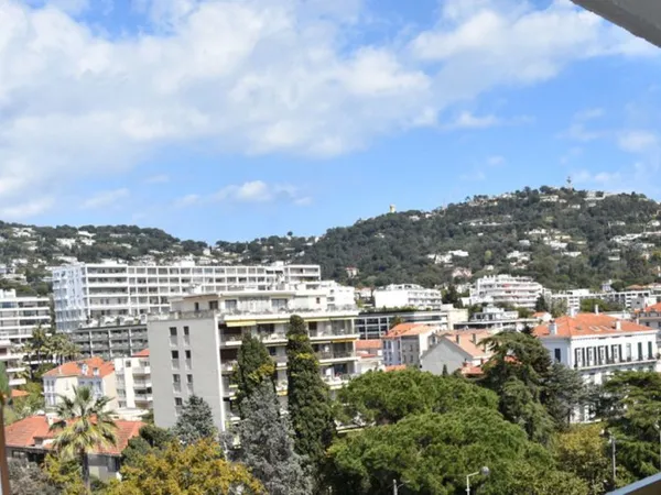 CANNES CENTRE BANANE T2 DERNIERE ETAGE 42M2 TERRASSE 14M2 VUE DÉGAGÉE GARAGE