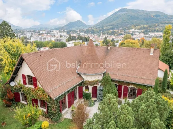 Maison 10 pièces 370 m²