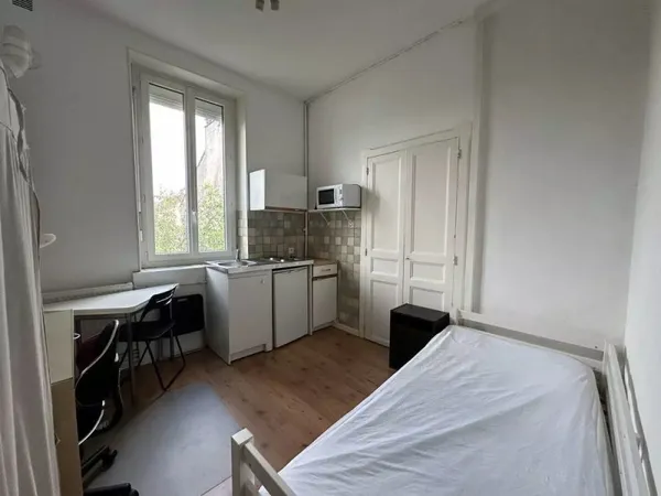 STUDIO MEUBLE DE 13M² RUE DE CHAMPMAILLOT