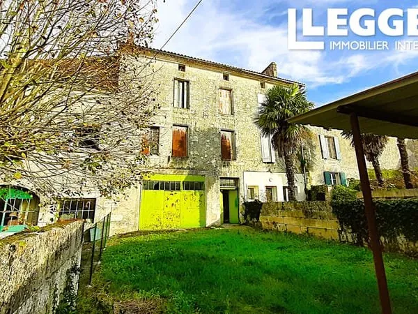 Grand immeuble à rénover. Nouveau toit en 2019. Petit jardin arrière et dépendance.