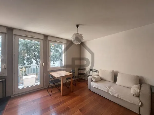 Beau studio avec balcon et parking.