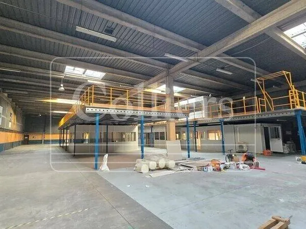 Local d'activité 817 m²