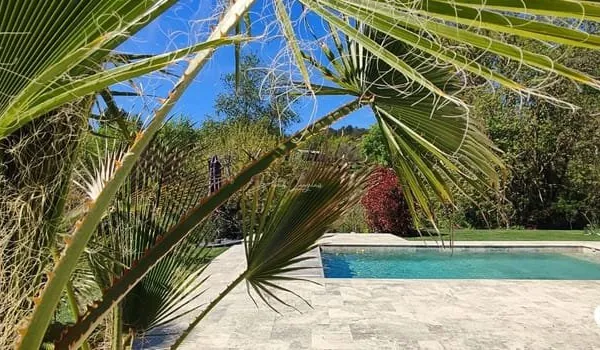 Villa d'Exception à Roquefort-les-Pins - Prestige et Autonomie