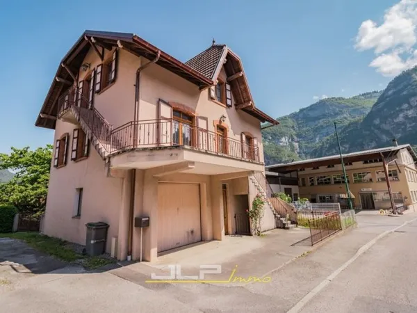 Maison composée de 2 appartements