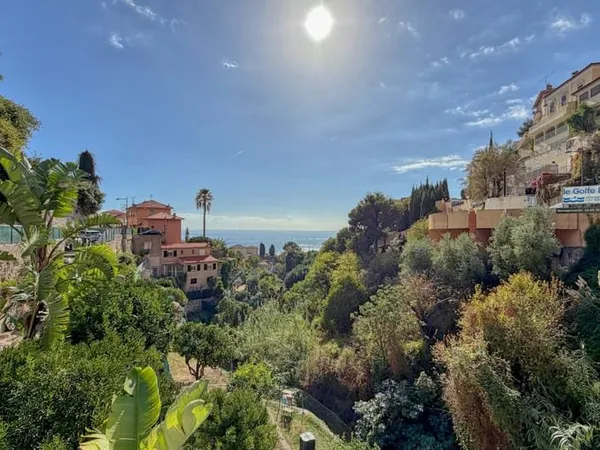Beau 3 pièces vue mer à proximité immédiate de Monaco avec terrasse et cave