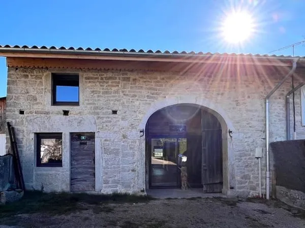 À VENDRE Maison rénovée avec vue dégagée