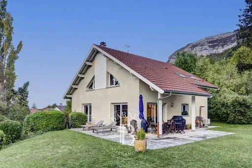 Maison 8 pièces 240 m²