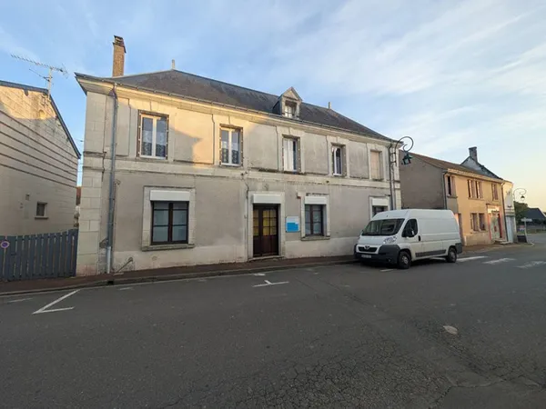 Maison spacieuse de 311 m² à vendre à Saint-Senoch, idéale investisseur