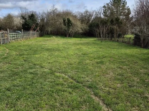 Terrain constructible de 1080 m2, viabilisé en eau