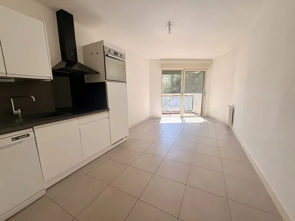 Dernier étage avec terrasse Résidence avec parc et piscine À 12 min à pied du centre de Cannes