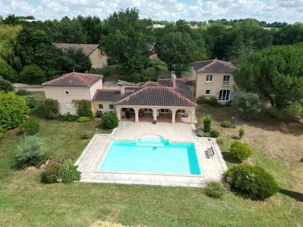 Grande maison et ses dépendances (maison à restaurer et gran