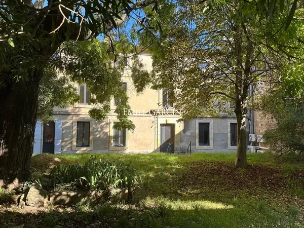 A vendre, grande maison de ville avec jardin et dépendance - id
