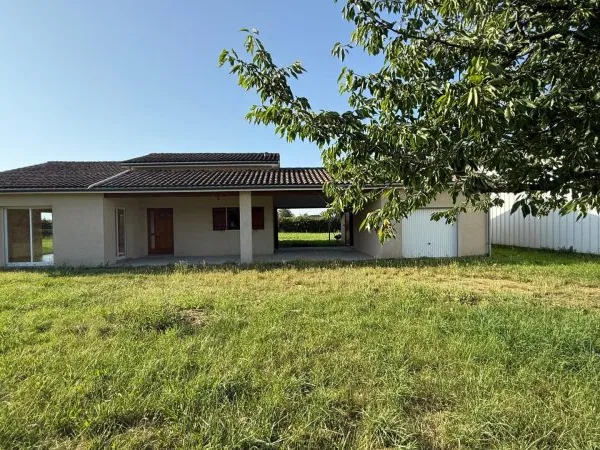 Maison de plain- pied avec dépendances Proche des commodités en campagne terrain 5045 m2