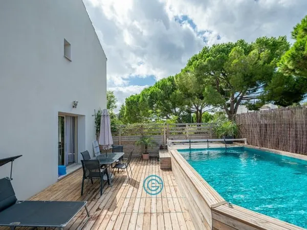 Maison de 160 m2 avec Piscine et Jardin + Garage
