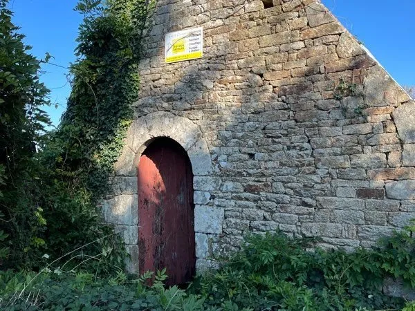 Pressoir à rénover sur terrain