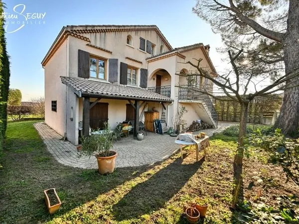 Maison à vendre 6 pièces de 160m² avec appartement T2 indépendant - SAINT JEAN DE TOUSLAS (69) -