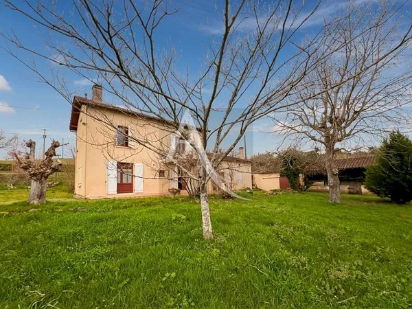 Ancienne fermette avec dépendances sur un emplacement privilégié