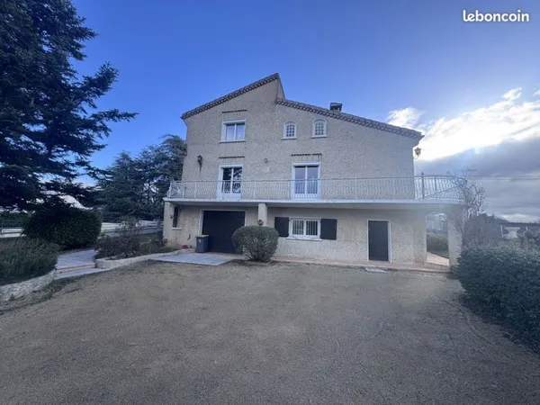 Maison 8 pièces 217 m²