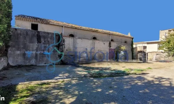 Cave 1 pièce 240 m²