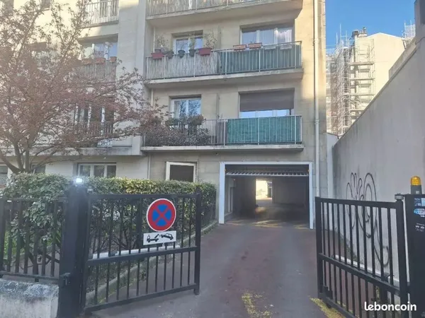 Large emplacement de parking au 6 rue Auger à PANTIN (93500)