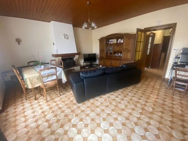 MOUTIERS SUR LAY EN PLEIN COEUR DU BOURG MAISON EN PIERRES RENOVEE 4 CHAMBRES AVEC LOCATAIRE EN PLAC