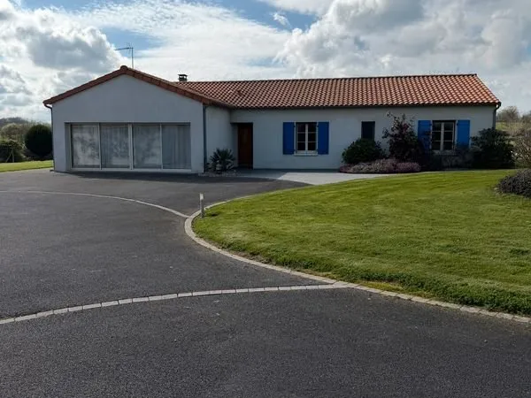 Maison de plain-pied avec terrain et piscine sans travaux