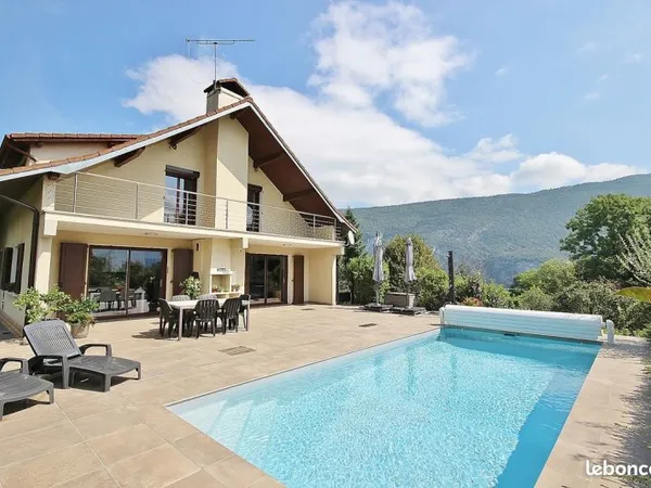 Novalaise lac d'Aiguebelette villa d'architecte 7 pièces 220 m2 et T2 de 50 m² sur terrain 1774 m2 à