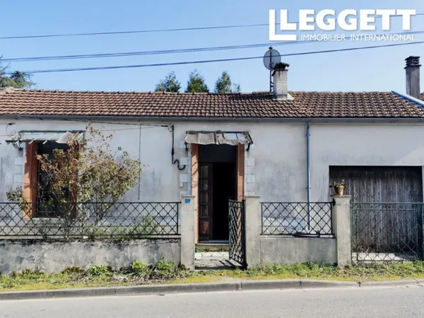 Maison de ville de deux chambres à rénover, située au coeur de Champagne Mouton.