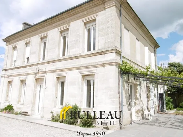AMBARES BELLE MAISON DE 230 M2 EN PIERRE - CENTRE VILLE