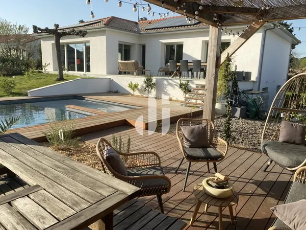 Maison 6p 5ch 210 m2 avec piscine entièrement rénovée
