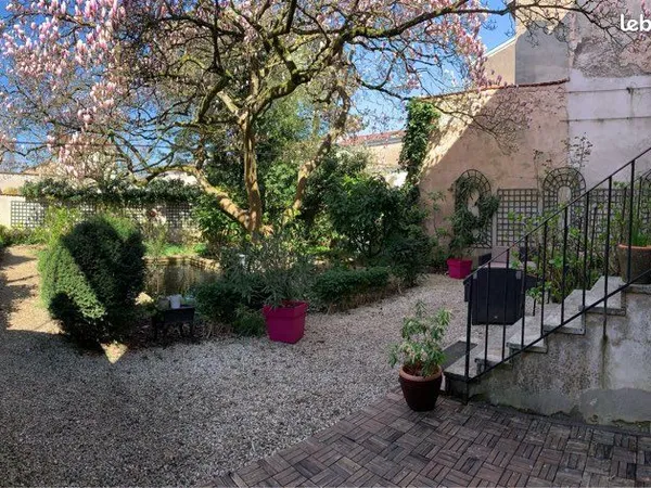Maison de ville 9 pièces - Jardin avec bassin