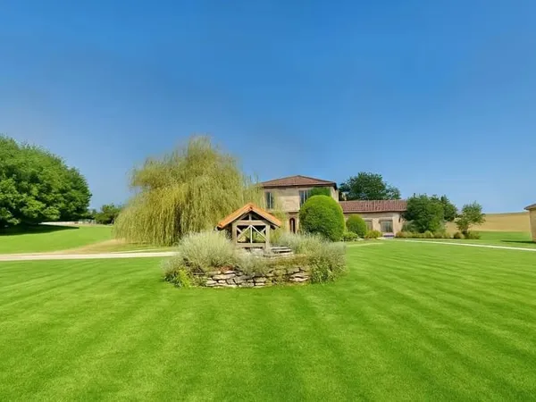 Une trouvaille rare - Deux magnifiques maisons, un studio, une allée panoramique et 14 hectares de t