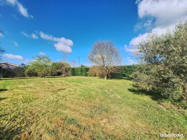 Terrain plat 900m² clôturé libre de constructeur