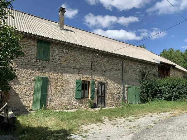 À vendre - Corps de ferme mitoyen à rénover - Lus-la-Croix-Haute (26620)