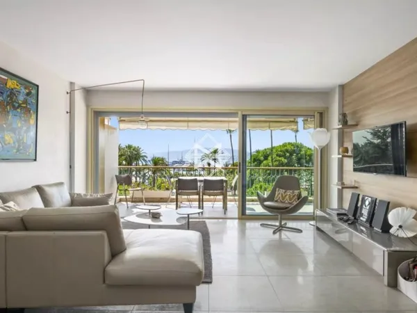 CANNES CROISETTE - Bel appartement face à la mer