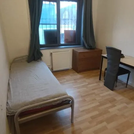 Une Chambre meublée