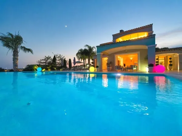 Villa de luxe 433 m² avec piscine à débordement et vue panoramique 180° sur la Baie des Anges - Nice