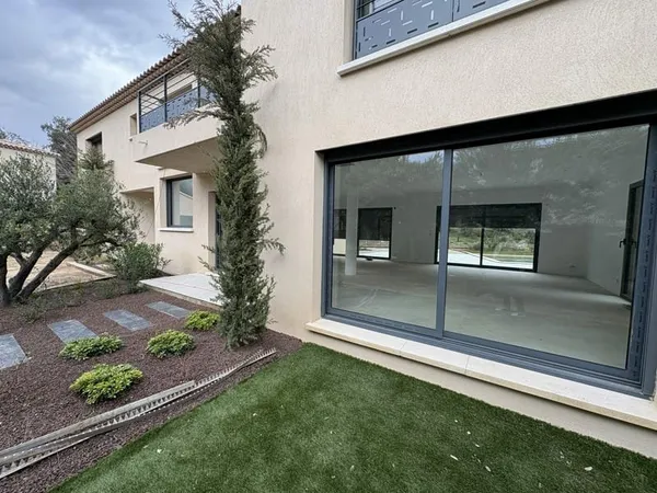 VILLA NEUVE avec piscine