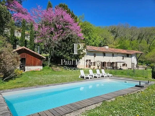 Maison 10 pièces 335 m²