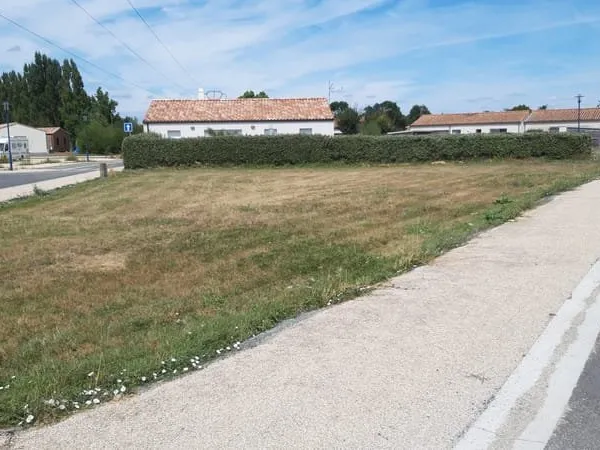 TERRAIN A PROXIMITE DES COMMERCES ET ECOLES
