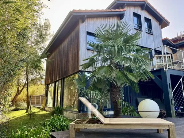 VILLA EN PREMIÈRE LIGNE AVEC VUE PANORAMIQUE ET PISCINE À GUJAN-