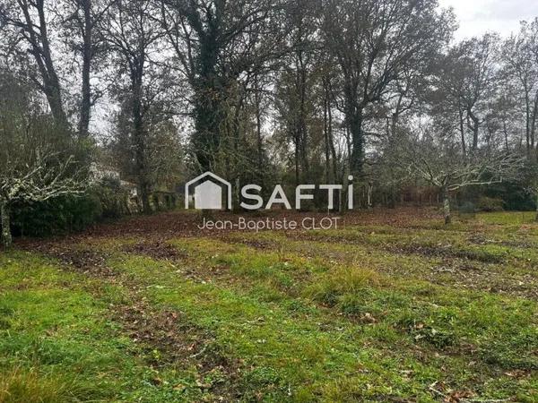 Terrain constructible de 1692 m²