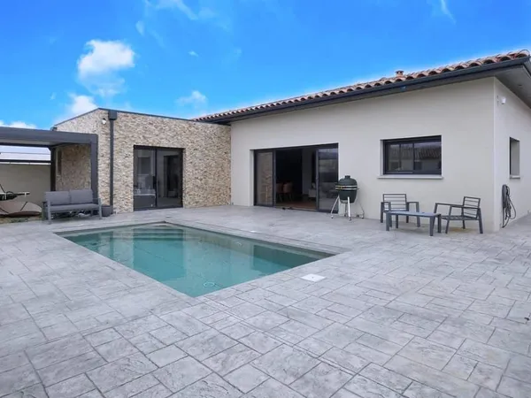 Villa contemporaine de plain pied de 136m² sur un terrain de 423m² avec garage et piscine